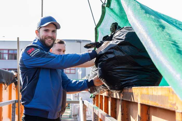 Fachgerechte Entsorgung der Alt-Folien durch einen Mitarbeiter.