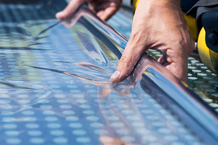 Folienmontage an Glasflächen