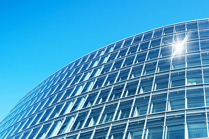 Fensterfront rundes Gebäude blauer Himmel