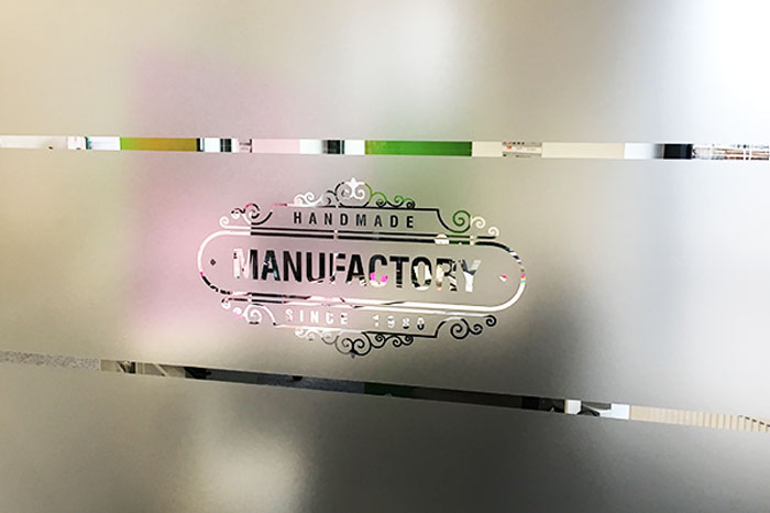 Dekorfolien kombiniert mit Milchglasfolien an einer Glastür