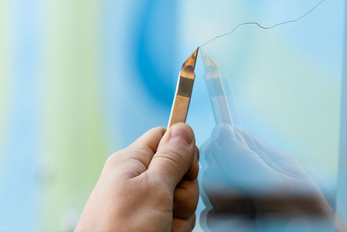 Cuttermesser hinterlässt Kratzer auf Fenster