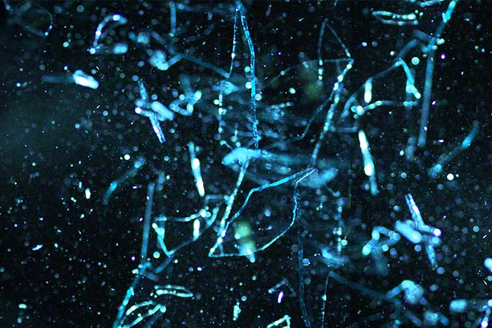 fliegende Glassplitter schwarzer Hintergrund