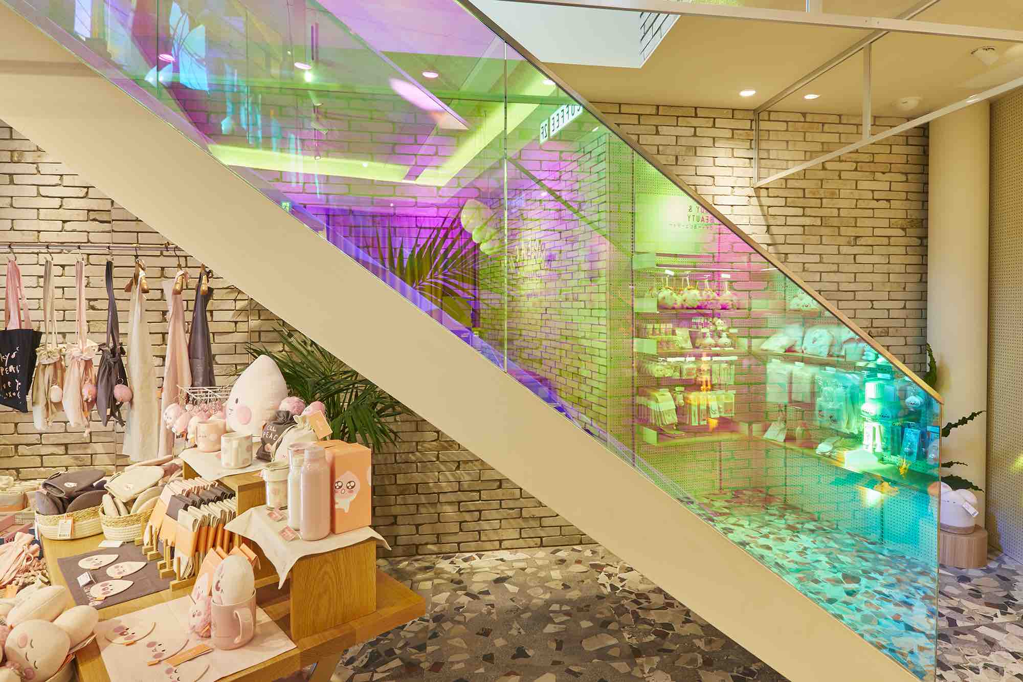 Glasflächen Treppe bunte Folie