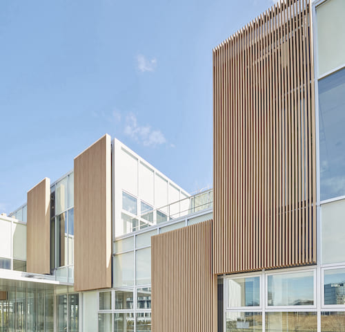 Weißes Haus dekorative Lattenelemente foliert Hellholzoptik