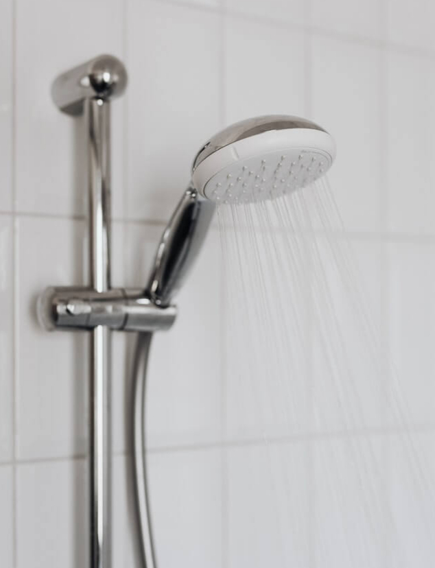 Energie Wasser sparen zuhause Sparbrause angeschaltet