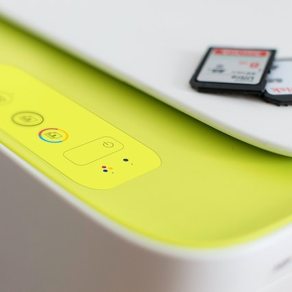 Bilddetail gelbe Drucker-Konsole zwei Speicherkarten auf Abdeckung