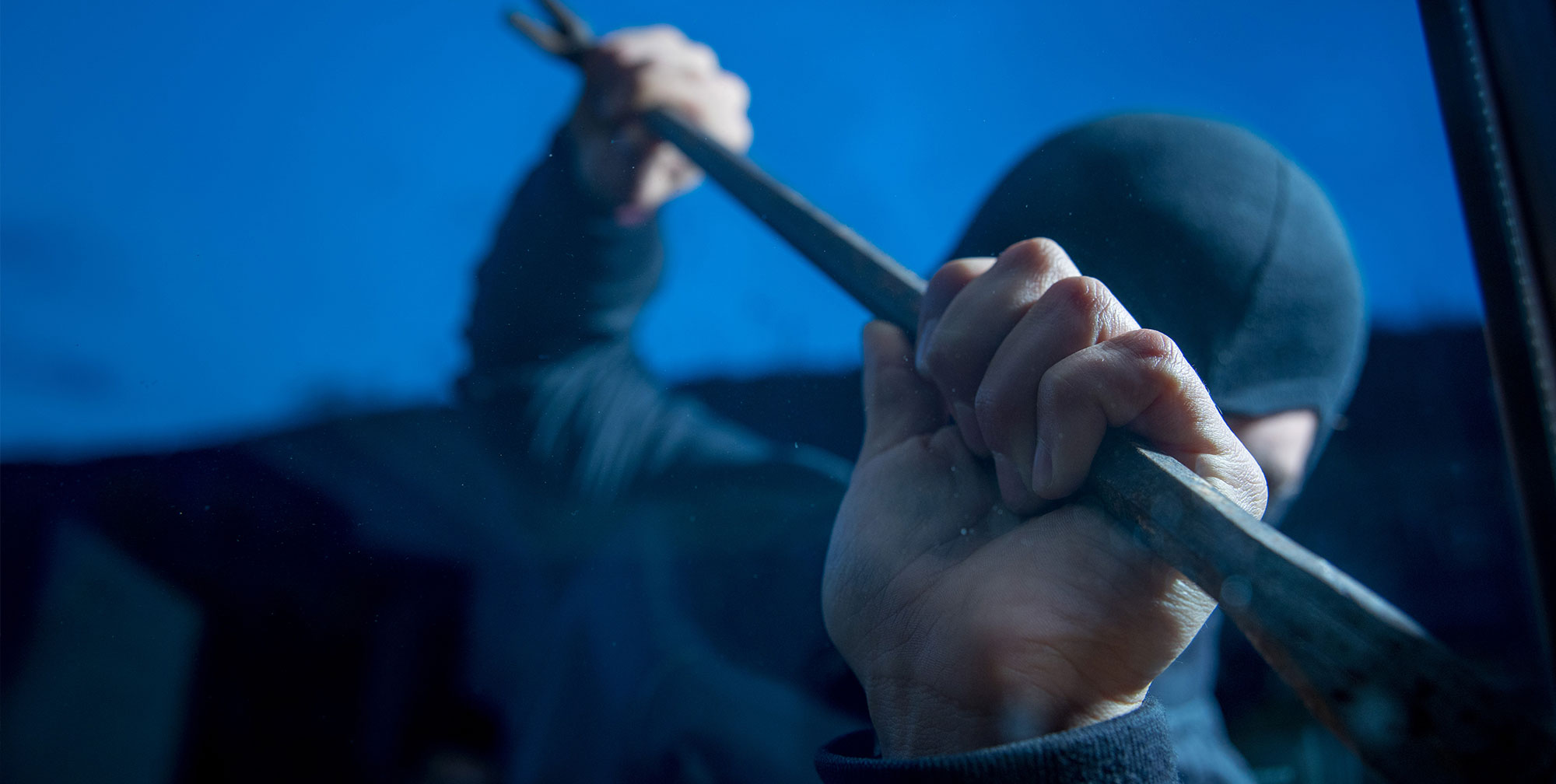 Mann mit vermummten Gesicht versucht einzubrechen 